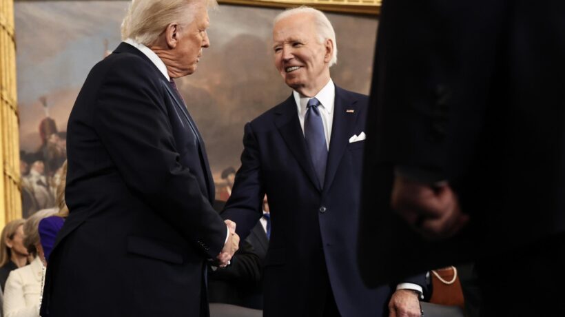 Trump contro le docce di Biden: «Poca acqua, non riesco a lavarmi»