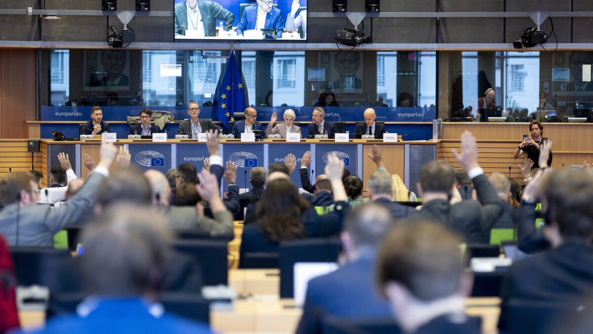 L’Ue tira dritto sul riarmo nonostante l’Eurocamera. Lite sui fondi per la difesa