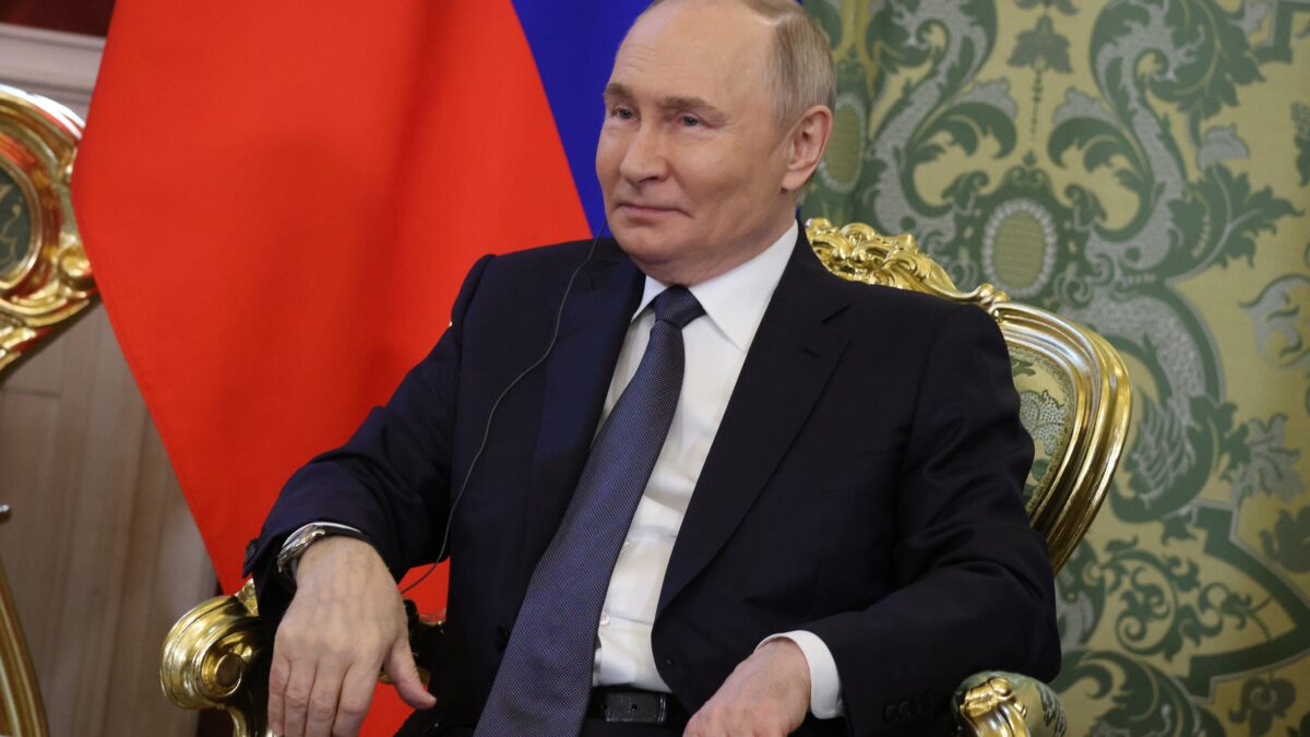 Mosca esige cinque regioni ucraine. Trump accelera: domani chiama Putin