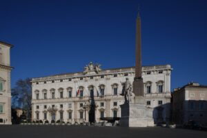 A forza di contorsioni e acrobazie la Corte si perde l’interesse del figlio