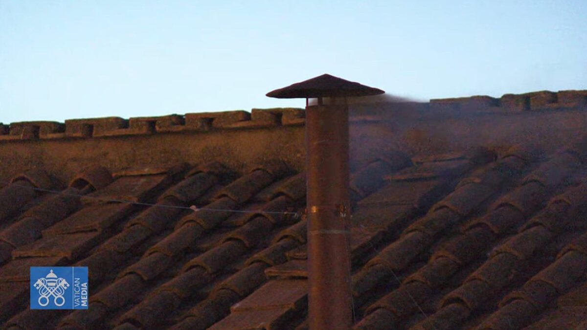 Conclave, la prima fumata è nera