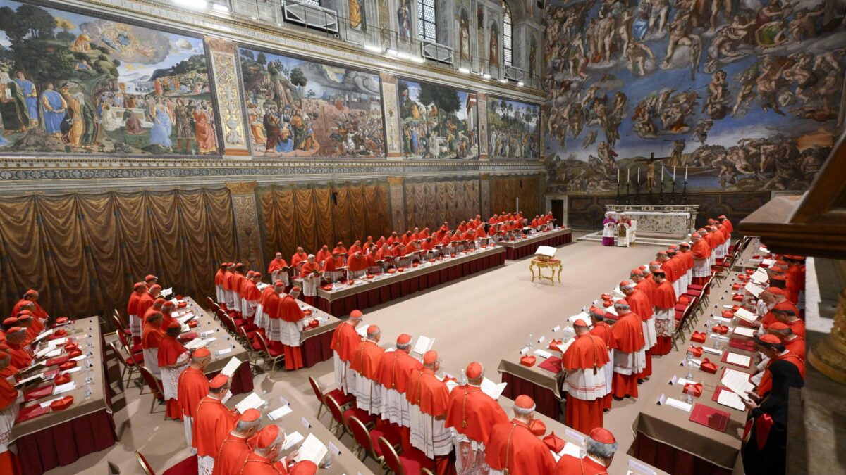 Anche stavolta vaticanisti a farfalle. Il conclave di carta è andato in fumo