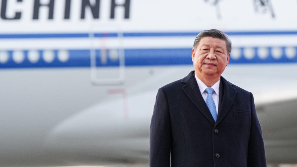 Trump tende la mano alla Cina sui dazi e mazzola l’Ue: «È peggio di Pechino»