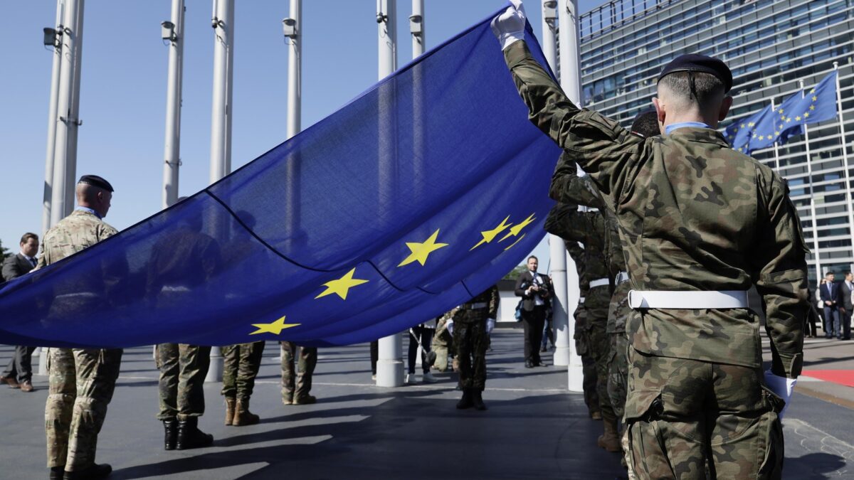 L’Europa tiene su l’elmetto: spara sanzioni a raffica e schiera un mini esercito