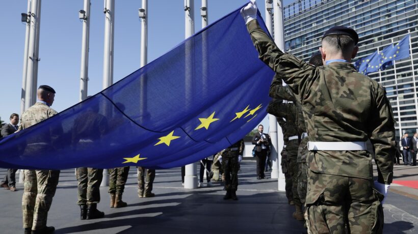 L’Europa tiene su l’elmetto: spara sanzioni a raffica e schiera un mini esercito