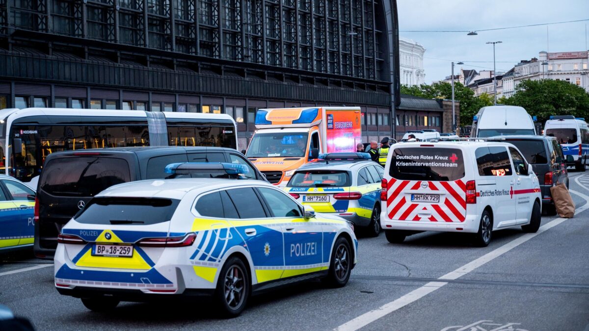 Attacco a colpi di coltello ad Amburgo. Arrestata una donna. «Ha agito da sola»