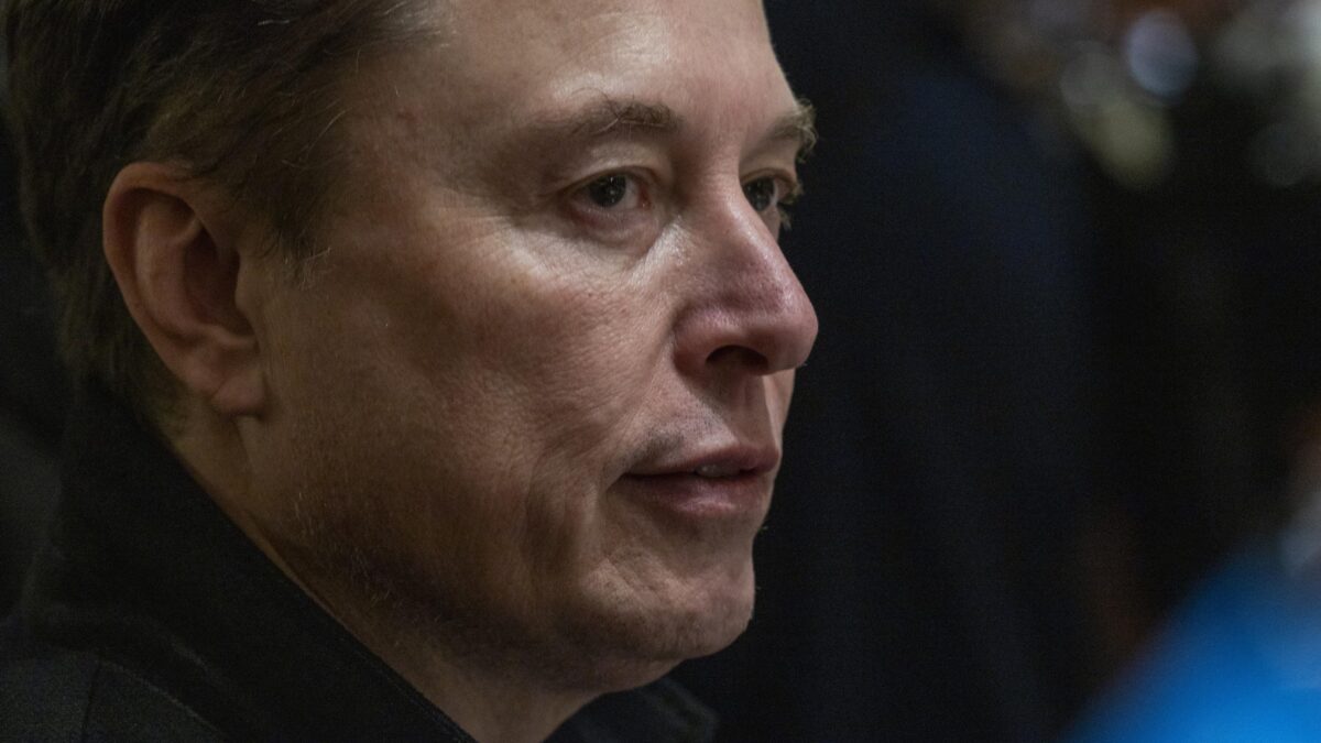 Un chip nel cervello e Musk ridà la parola. Occhio al rischio dell’impiego militare