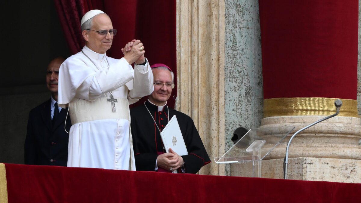 Citazioni di Wojtyla e preghiere cantate. Leone XIV spinge una «pace duratura»