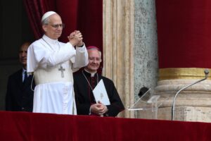 Citazioni di Wojtyla e preghiere cantate. Leone XIV spinge una «pace duratura»