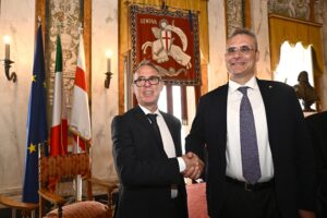 Il sindaco di Genova sfida la candidata dem Salis: «Tira fuori il libretto universitario della Link»