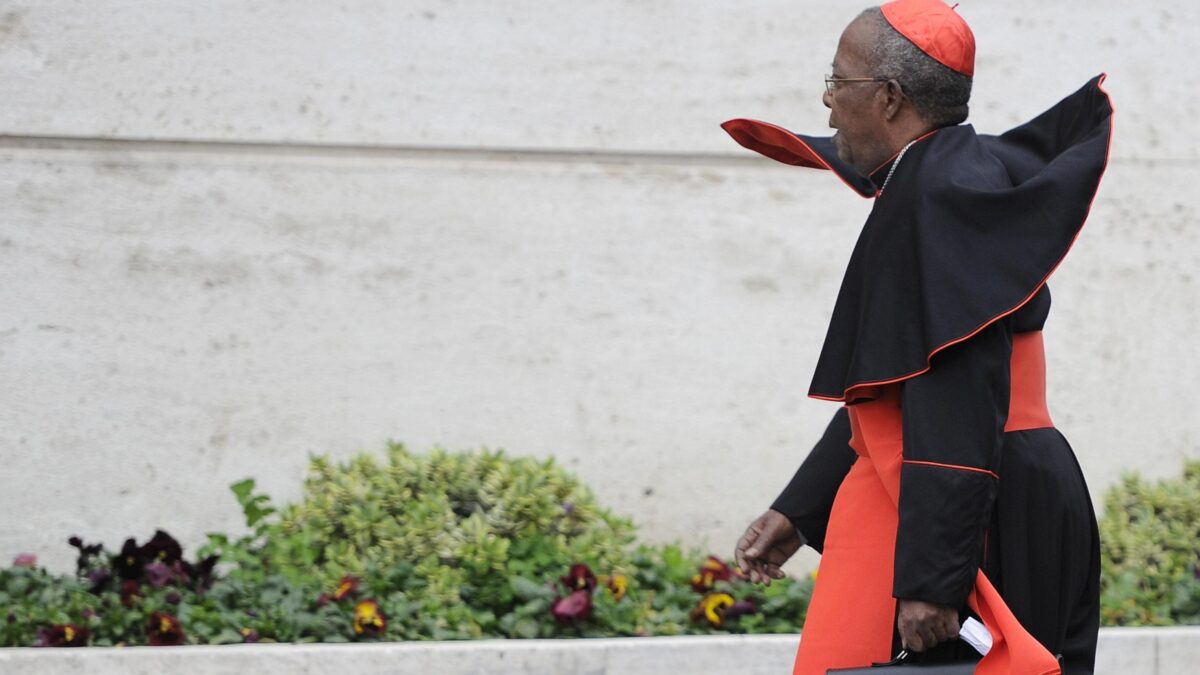 Il conclave più affollato della storia parte con il caso del kenyano escluso