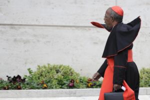 Il conclave più affollato della storia parte con il caso del kenyano escluso