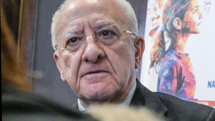 De Luca evoca la famiglia: è scandalo