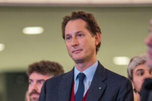 Stellantis, ricavi in calo del 14%. Sospese le stime per tutto il 2025
