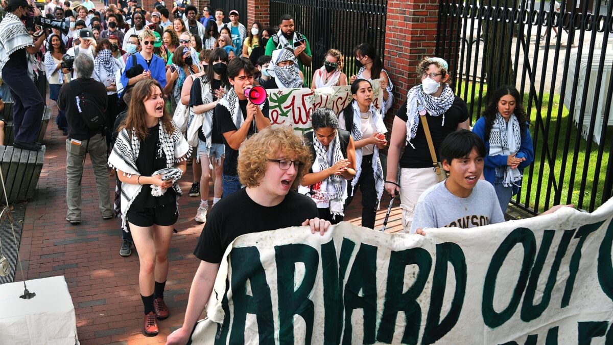 Via gli stranieri da Harvard. Il santuario woke ripagato con la sua moneta
