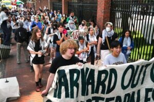 Via gli stranieri da Harvard. Il santuario woke ripagato con la sua moneta