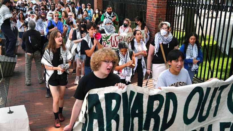 Via gli stranieri da Harvard. Il santuario woke ripagato con la sua moneta