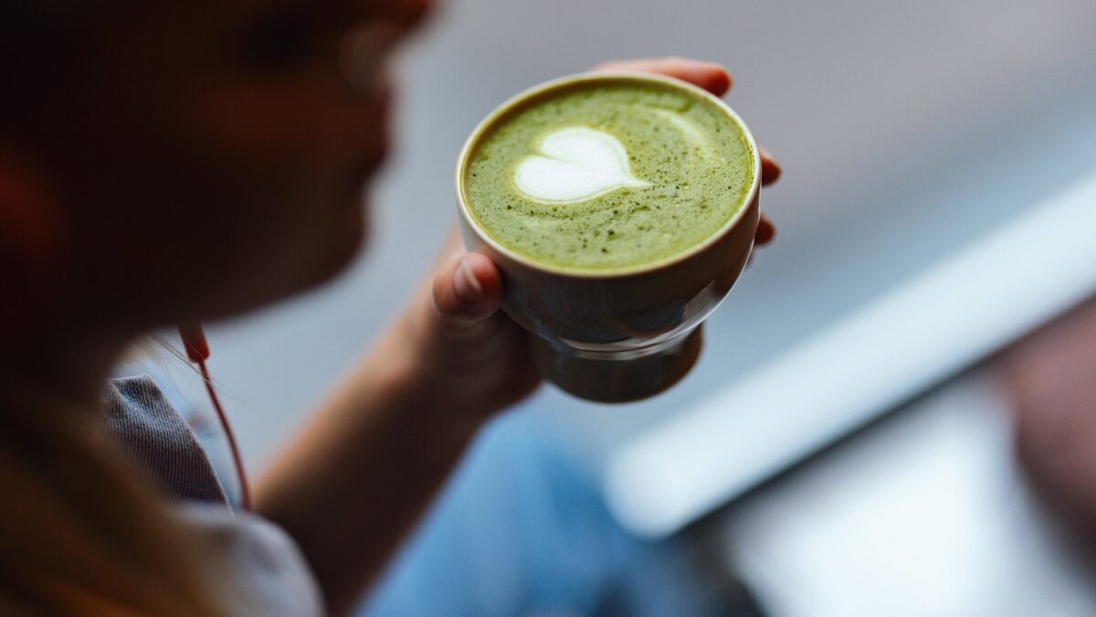 Caldo, freddo o nel latte. Tutti pazzi per il matcha, il tè verde giapponese alleato contro lo stress