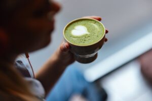 Caldo, freddo o nel latte. Tutti pazzi per il matcha, il tè verde giapponese alleato contro lo stress