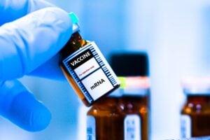 MRna autoreplicante, allarme sui rischi: tumori trasmissibili con pezzi di Dna