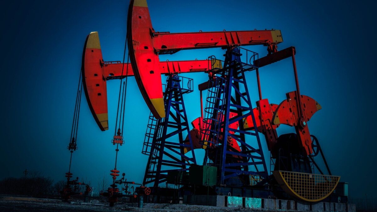 Calano i prezzi di petrolio e benzina. La scommessa di Washington e Riad