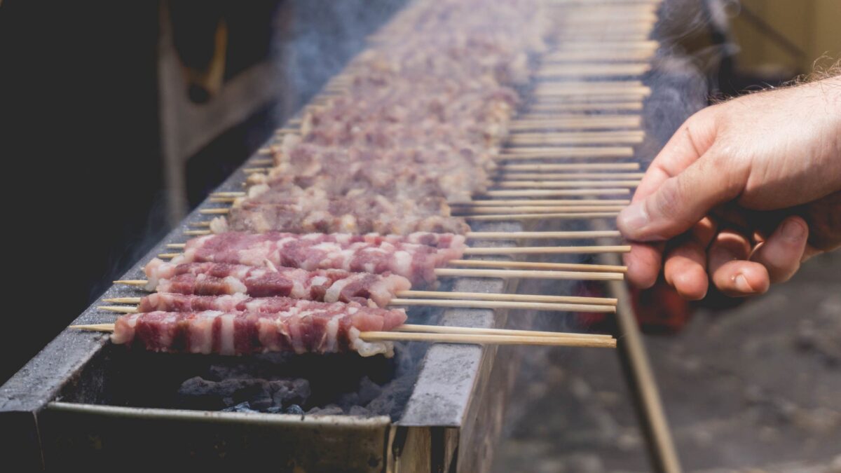 Tra arrosticini e abbacchio. La carne ovina per riscoprire le tradizioni
