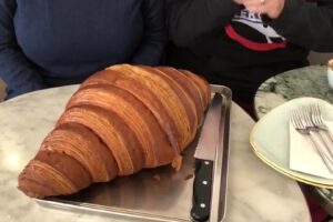 Le pillole di galateo di Petra e Carlo: croissant a colazione