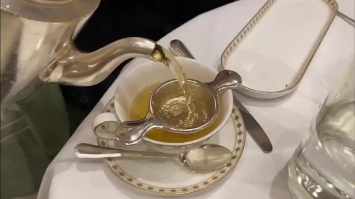 Le pillole di galateo di Petra e Carlo: il rito dell’«afternoon tea»