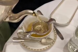 Le pillole di galateo di Petra e Carlo: il rito dell’«afternoon tea»