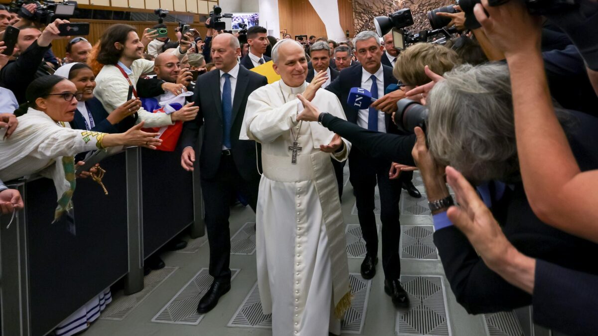 Alla fine benedice i cronisti in latino. Bergoglio nel 2013 lo fece in silenzio