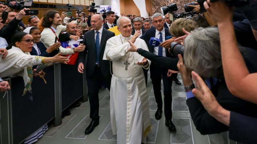 Alla fine benedice i cronisti in latino. Bergoglio nel 2013 lo fece in silenzio