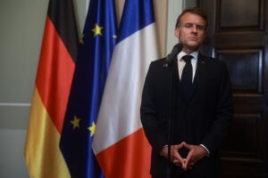 Comizi e sparate sull’atomica: Macron sabota la pace a Kiev per restare a galla in Francia