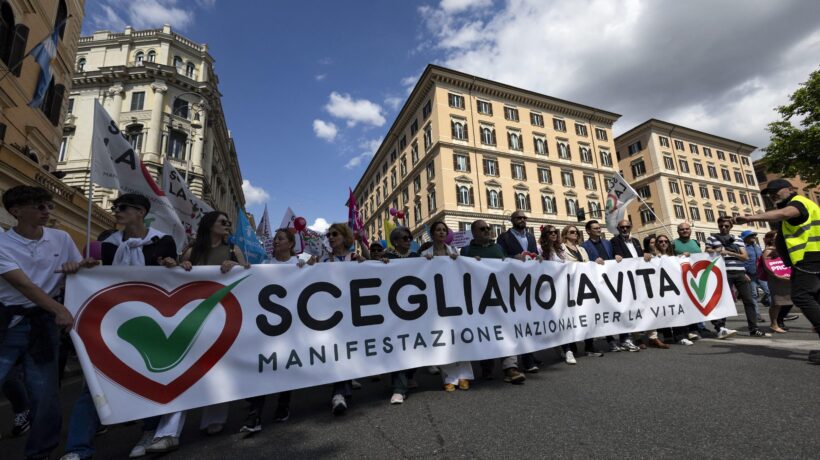 Una piazza per ribadire che la vita è un valore per religiosi e laici