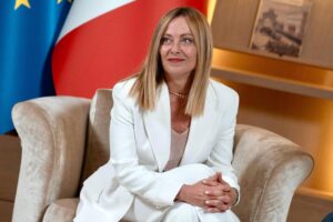 Meloni sbugiarda Elly e Conte in Aula tra le carnevalate dell’opposizione