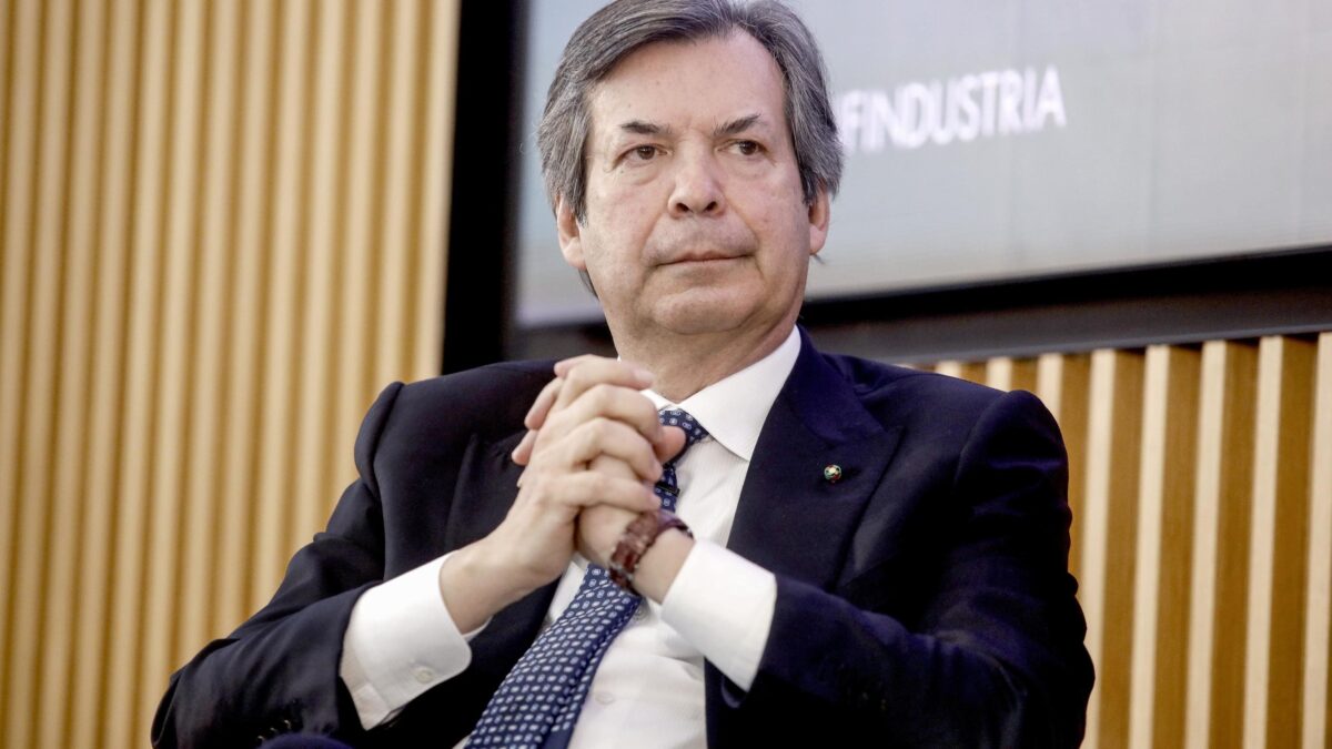 Utili record e Intesa si tira fuori dal risiko
