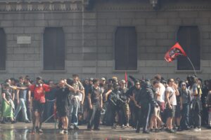 Gli antifa fanno scempio di Milano per fermare un evento in provincia