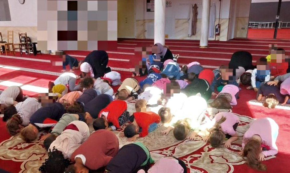 Crescono le violenze degli stranieri ma i bimbi vanno a lezione dall’imam