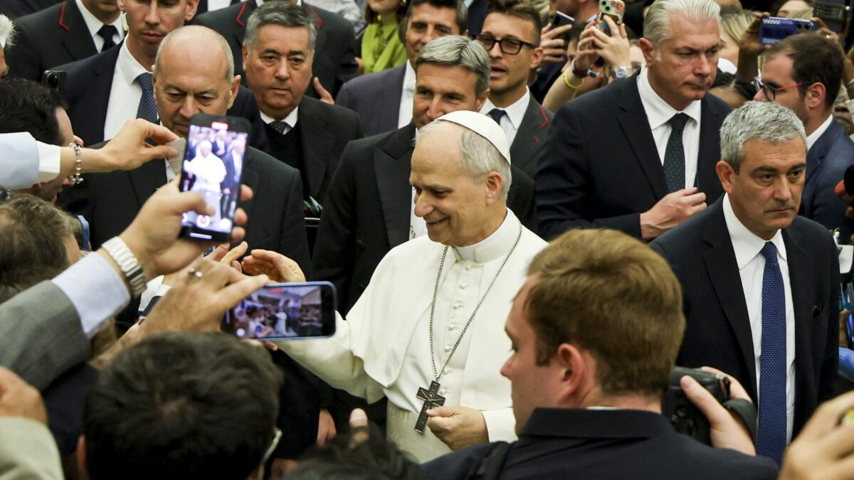 Il Papa disarma i giornalisti con l’elmetto