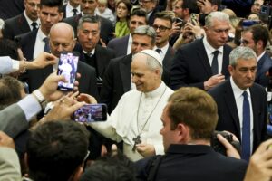 Il Papa disarma i giornalisti con l’elmetto
