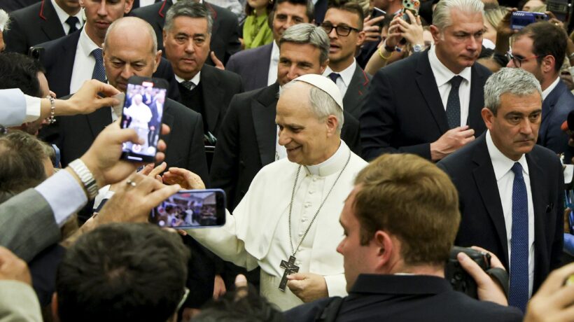 Il Papa disarma i giornalisti con l’elmetto