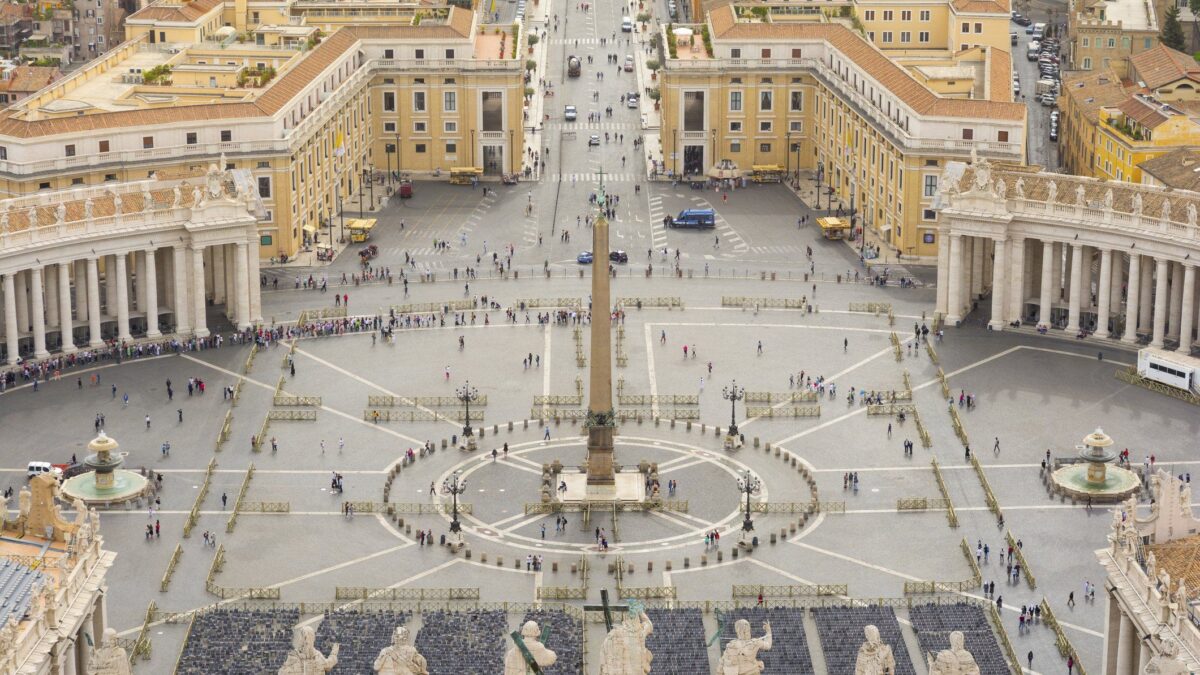 Conclave, freno dei cardinali: «Serve tempo». Domani doppia congregazione