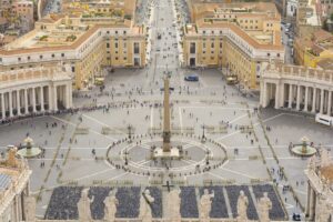 Conclave, freno dei cardinali: «Serve tempo». Domani doppia congregazione