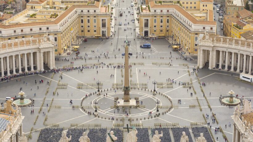 Conclave, freno dei cardinali: «Serve tempo». Domani doppia congregazione