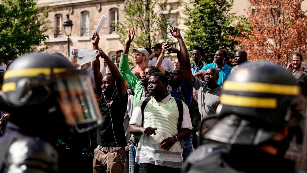 Gli immigrati devastano la Francia. L’accoglienza si mangia il 3,4% di Pil