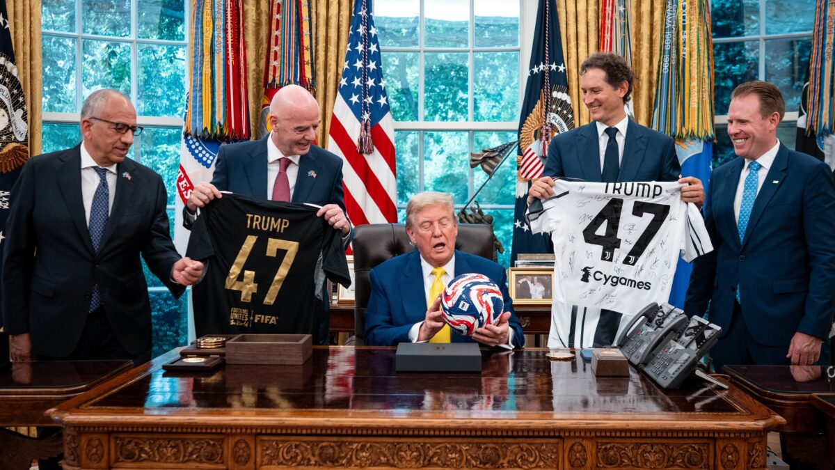 Elkann affossa Trump sui suoi giornali. Ma alla Casa Bianca diventa «zerbino»