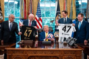 Elkann affossa Trump sui suoi giornali. Ma alla Casa Bianca diventa «zerbino»