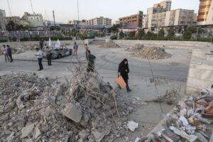 Israele prova a demolire i simboli del potere iraniano: pasdaran e carcere di Evin
