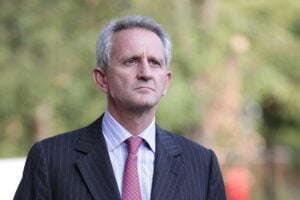 Mediobanca, caos di esposti e querele. Ma all’assemblea sarà un testa a testa