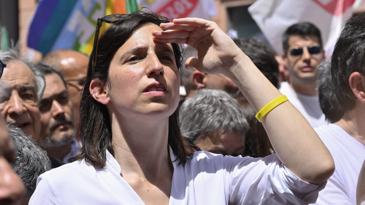 Elly Schlein, la leader da compitino con slogan da social