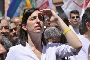 Elly Schlein, la leader da compitino con slogan da social